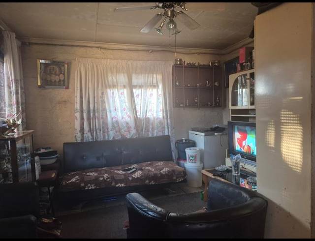 2 BEDROOM HOUSE FOR SALE IN LENASIA SOUTH